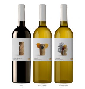 Bottiglie di vino con etichette che identificano la provenienza e il territorio - Etichetta del vino
