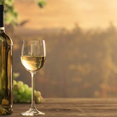 Vino Bianco: L’Arte dell’Enologia in Bottiglia